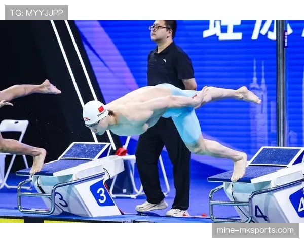 覃海洋训练馆里像修行，逛街却像刚继承家产的人